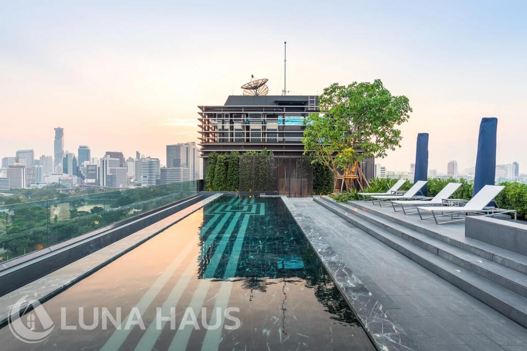 Sindhorn Tonson (สินธร ต้นสน)