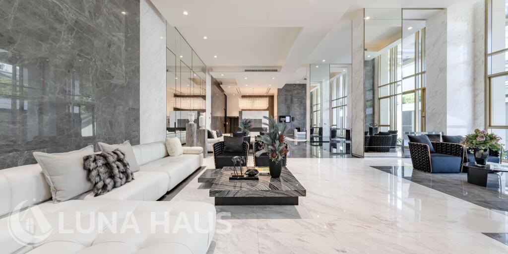 MUNIQ Sukhumvit 23 (มิวนีค สุขุมวิท 23)