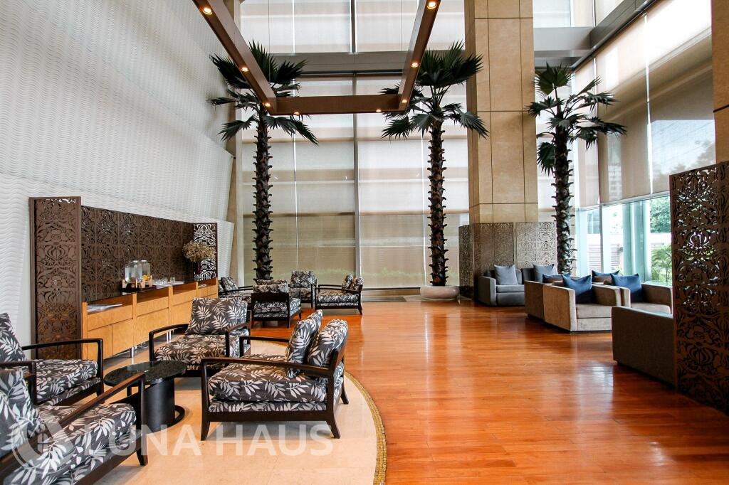 Urbana Sathorn (เออร์บานา สาทร)