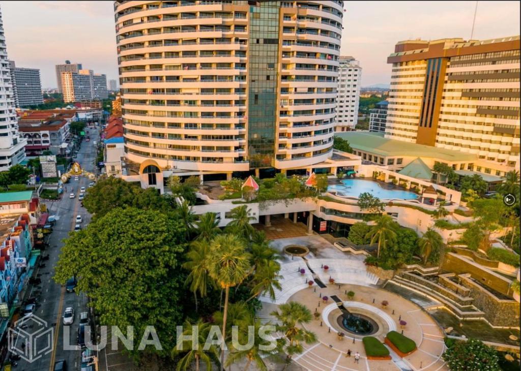 Jomtien Plaza Condotel (จอมเทียน พลาซ่า คอนโดเทล) - photo 1