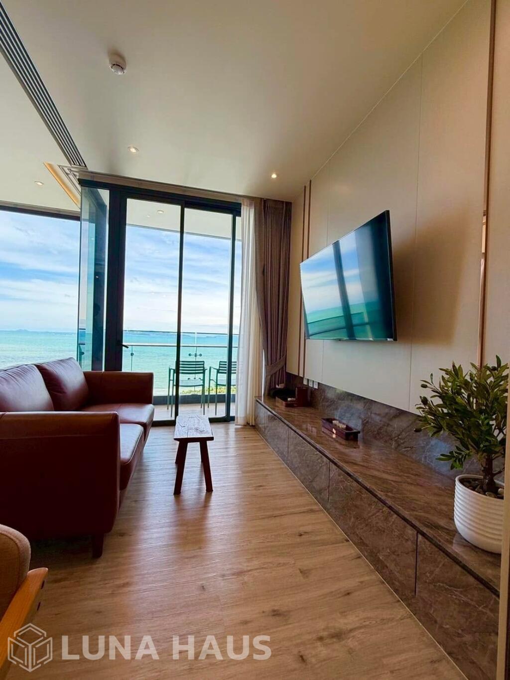 Super Luxury Beachfront 1 Bedroom Condo With Panoramic Sea View in North Pattaya - For Sale/Rent - Condo