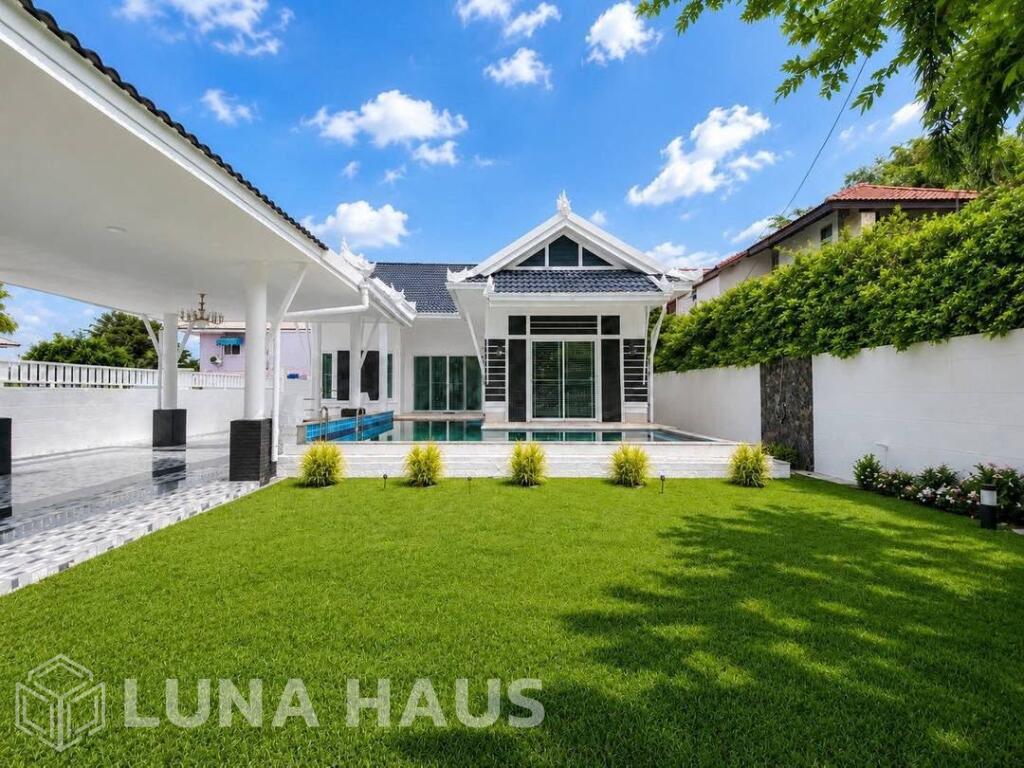 Spacious Pet-Friendly 5 Bedroom Family Home with Private Swimming Pool in East Pattaya - For Rent
