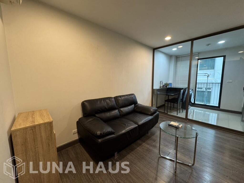Spacious 1 Bedroom Condo in Heart of Asoke, Sukhumvit - For Rent