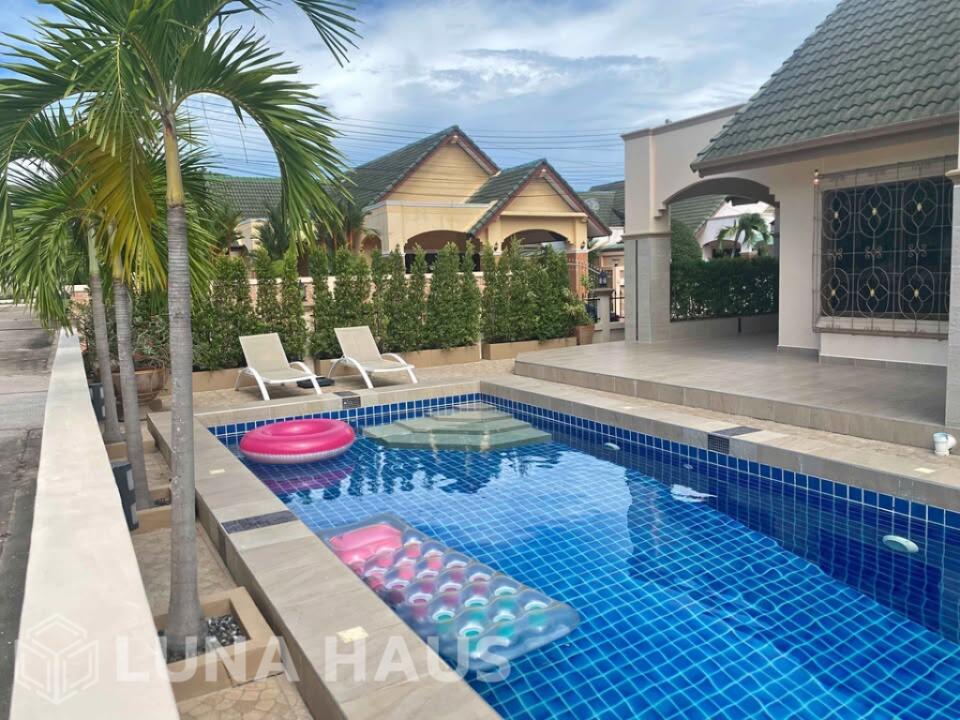 Pet-Friendly Modern Corner 3 Bedroom Pool Villa in Mabprachan Lake, Pattaya - For Rent - Pool Villa