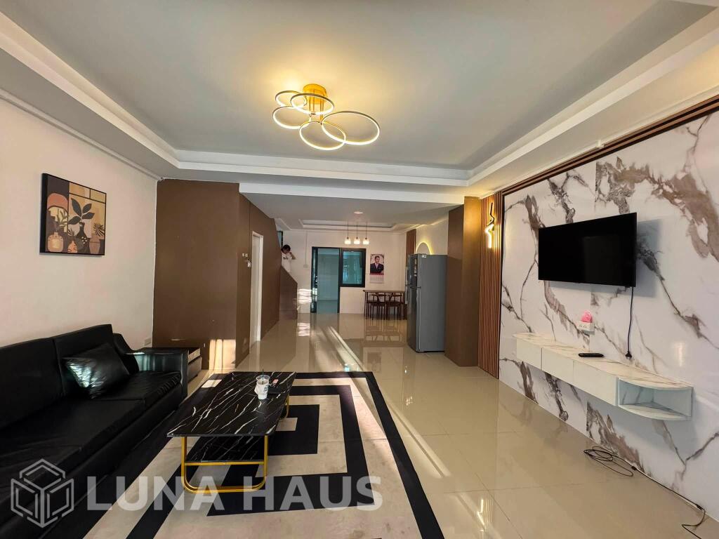 Pet-Friendly 2-Storey Renovated Townhome 2 Bedroom in Soi Siam Country Club, Pattaya - For Rent