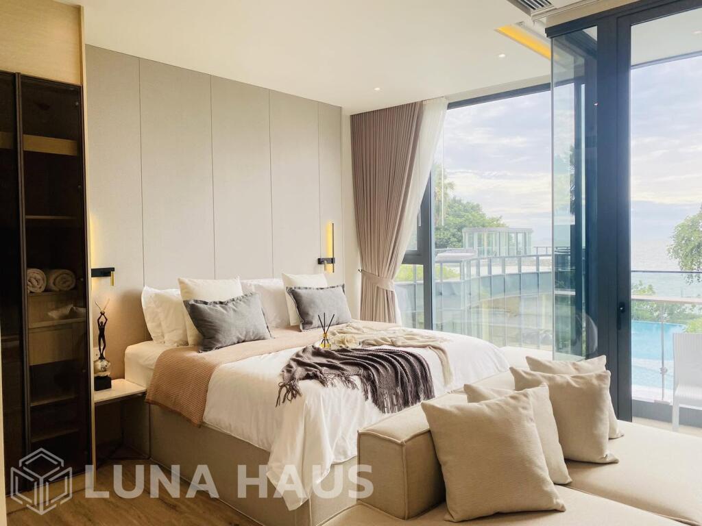 Super-Luxury Beachfront 1-Bedroom Condo on Wongamat Beach - For Rent