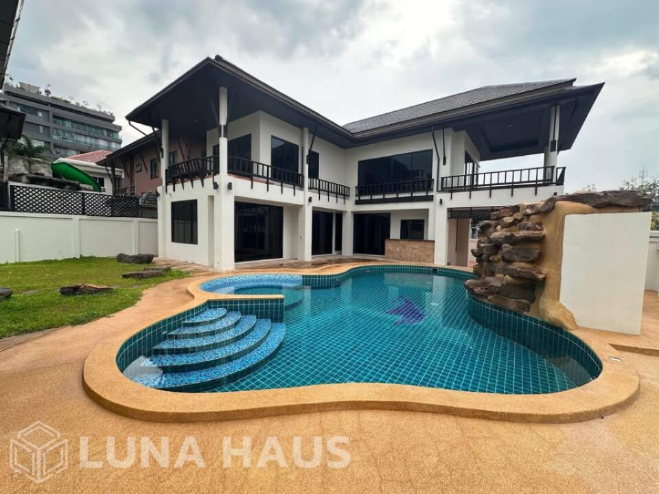 Pet-Friendly Stand Alone Private Pool Villa in Pratumnak Hill, Pattaya - For Rent - Pool Villa