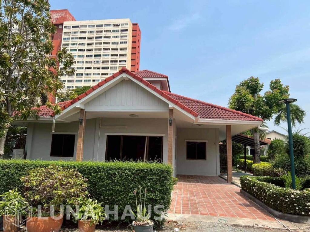 Detached House in Compound 2 Bedroom in Thepprasit, Pattaya - For Rent - House
