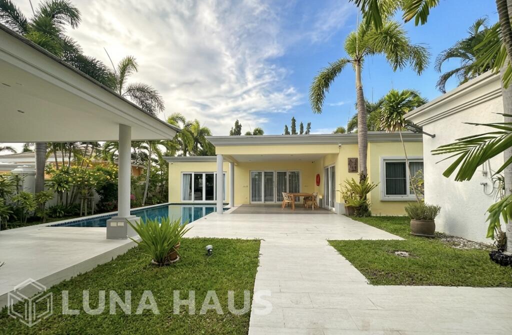 Luxury Pet-Friendly 3 Bedroom Mansion On The Hill in Heart of East Pattaya - For Rent - Pool Villa