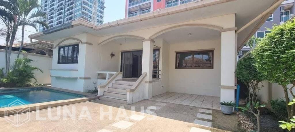 Pet-Friendly 3 Bedroom Pool Villa Near Jomtien Beach - For Rent - Pool Villa