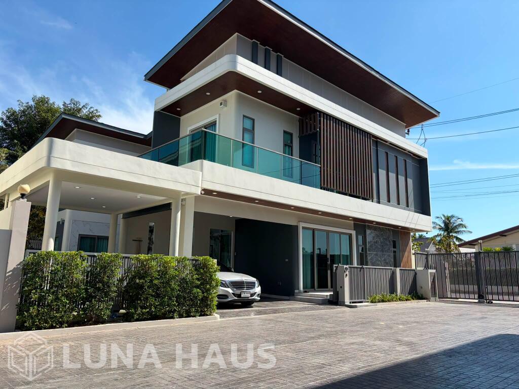 Contemporary 5 BR Luxury Pool Villa For Sale Near Mabprachan - Pool Villa