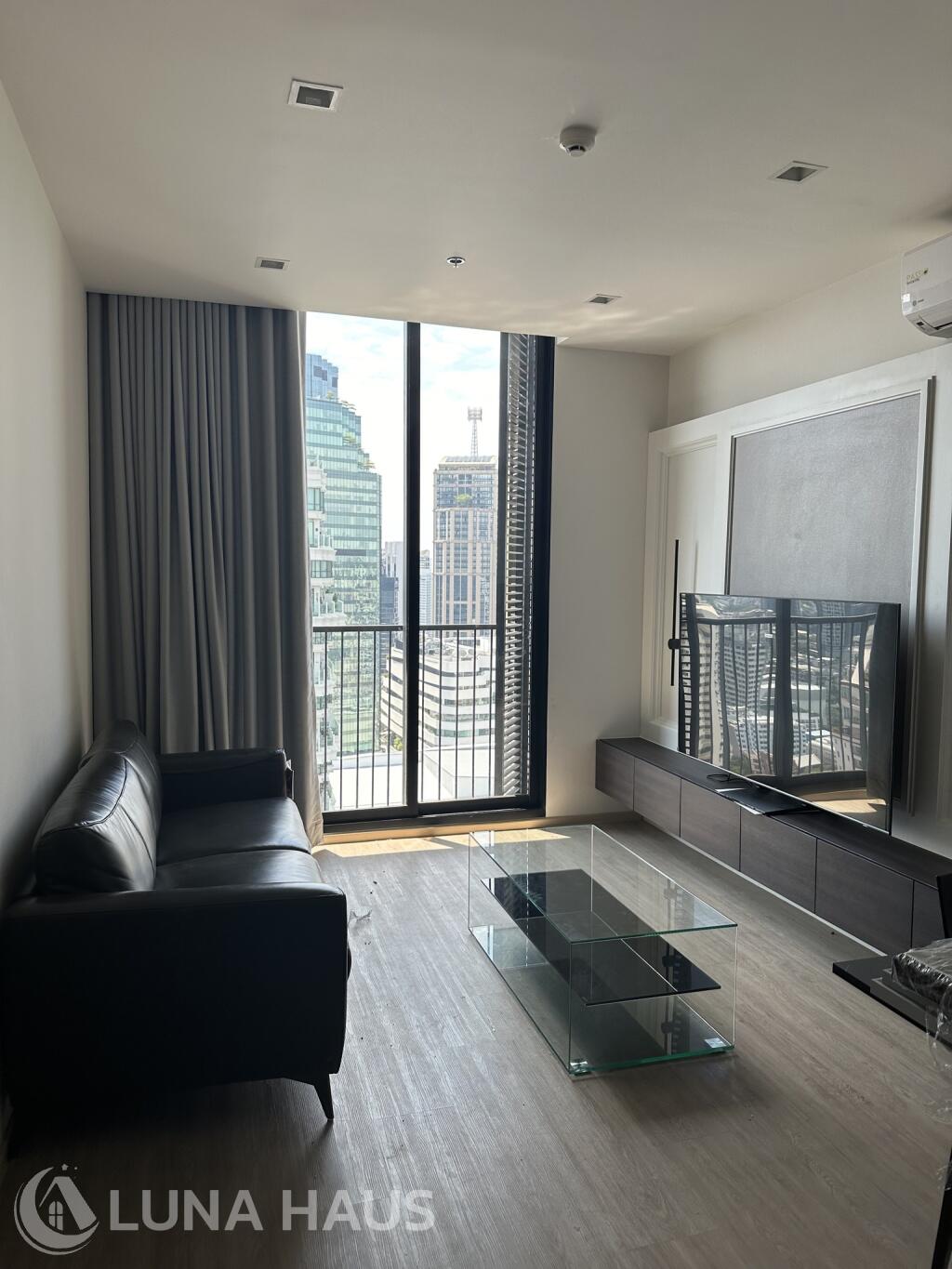 High-Floor 1 Bedroom Condo in Heart of Phrom-phong, Sukhumvit - For Rent